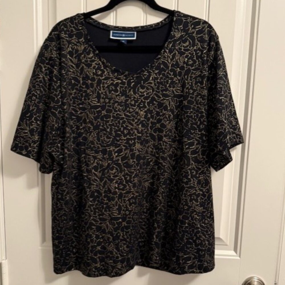 KAREN SCOTT SHORT SLEEVE BLACK WITH GOLD METALLIC DESIGN SIZE 2X